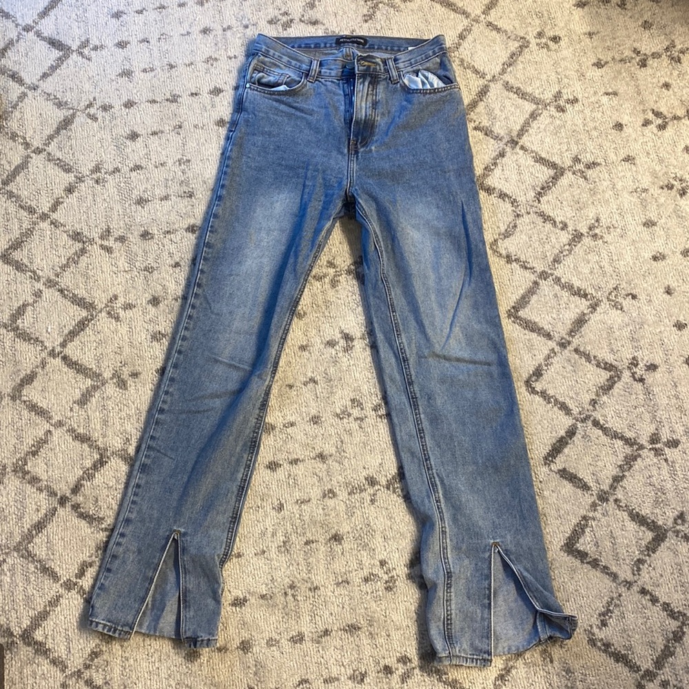 SKINNY JEANS WITH CUT OUTS AT THE BOTTOM